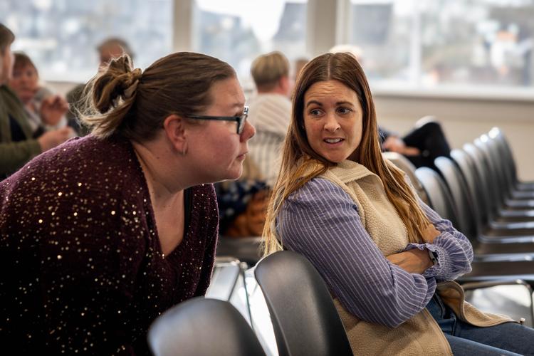 40-årig Anita Paysen (th.) var dukket op til informationsmødet med målet om at blive klogere på de farlige puff bars. Selv har hun to børn i skolealderen.  Foto: Signe Lægsgaard