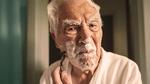 Otto, 101, er glad for, at man ikke længere skal forny kørekort hvert år, når man når en vis alder, for han elsker at køre bil. Foto: DR