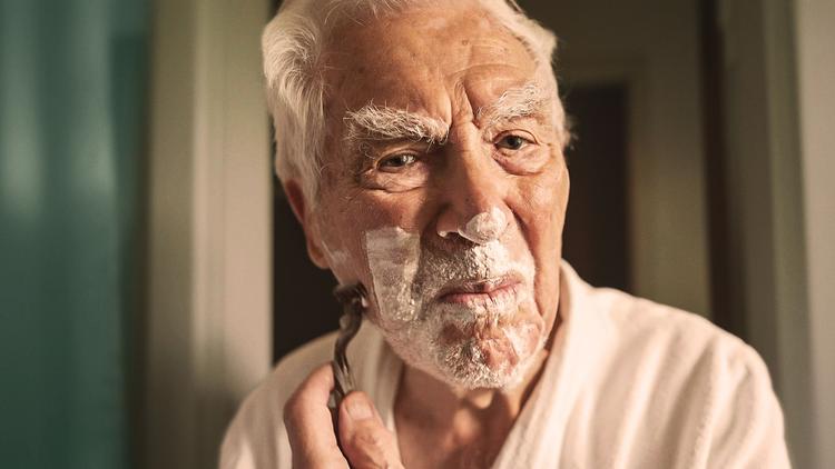 Otto, 101, er glad for, at man ikke længere skal forny kørekort hvert år, når man når en vis alder, for han elsker at køre bil. Foto: DR