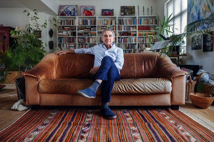 Steen Gade er god til at tænke langsigtet. Til gengæld mener det tidligere folketingsmedlem, der nu fylder 80, selv, at han er en virkelig dårlig bordherre.  Foto: Nicolai West