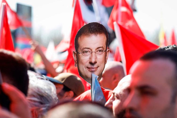 Fængslingen af ​​Istanbuls borgmester, Ekrem Imamoglu, en topfigur i Det republikanske parti, har udløst nogle af Tyrkiets største gadedemonstrationer i et årti.  Foto: Kemal Aslan/Ritzau Scanpix