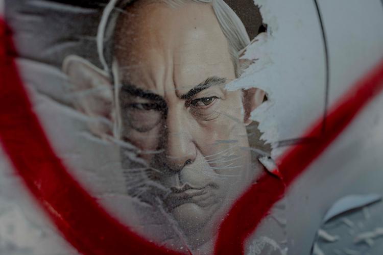 Israel gennemlever en voldsom konflikt om demokrati og landets sjæl. Graffiti af Benjamin Netanyahu.    Foto: Christian Falck Wolff
