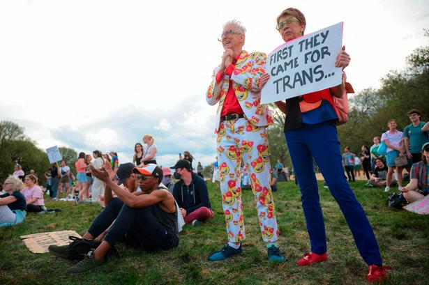 Transkønnede, nonbinære, kønsdiverse og folk, der støtter sagen, deltog i demonstrationen. Her er det Matthew og Wendy Lesko.  Foto: Kayla Bartkowski/Ritzau Scanpix