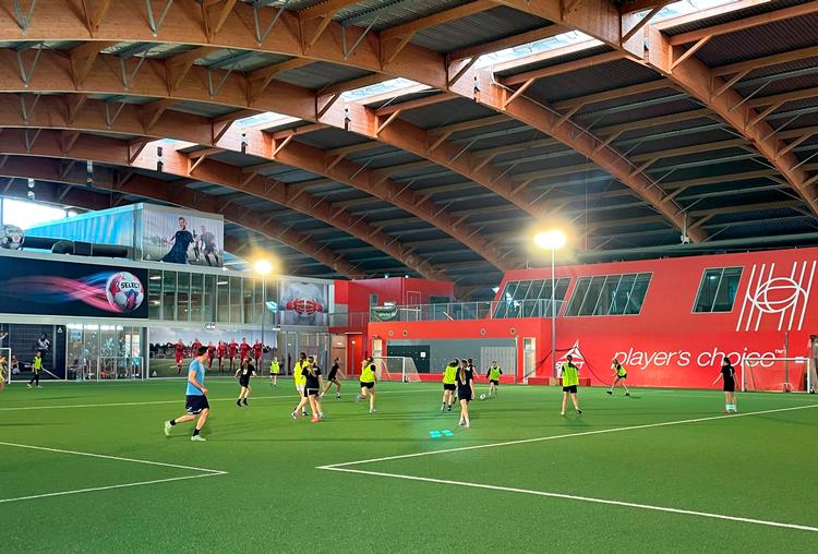 APF's u16 piger kan sagtens fylde Hafnia Hallen. Det kan de kun, fordi de er et blandet hold af tre klubber, mener deres træner. Foto: Villads Znaty