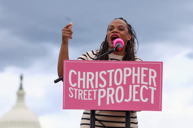 Kongresmedlem Summer Lee fik deltagerne ved en Transgender Day of Visibility-demonstration i Washington til at juble. Foto: Evelyn Hockstein/Ritzau Scanpix