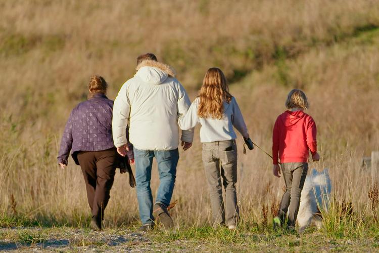 Familien fra Roskilde holder nu endnu tættere sammen, efter at en mand listede sig ind på datterens værelse i de tidlige morgentimer en dag i 2022. Foto: TV 2 Danmark