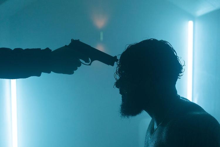 Mohammad Dhia-Aldin som en boksehandske med manbun og et temperament som en tikkende bombe.  Foto: Anne Schwartz/Scanbox