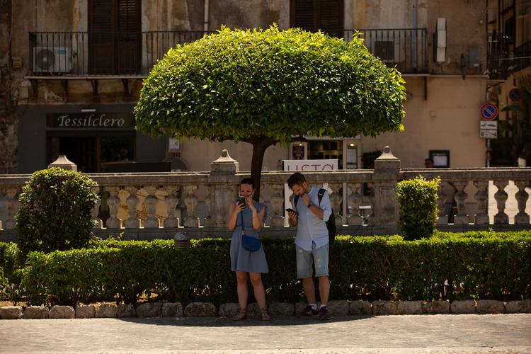 Et ungt par har søgt ly i skyggen af et træ i Palermo på Sicilien under sidste års hede sommer. 2024 var det varmeste nogensinde målt i Italien, Grækenland, Tyskland og mange andre steder i Europa, oplyser WMO. Foto: Antonio Cascio/Ritzau Scanpix