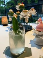 Man vælger, hvilke cocktails man vil have. Her er det coconut paradise. På opsatser serveres småbidder.   