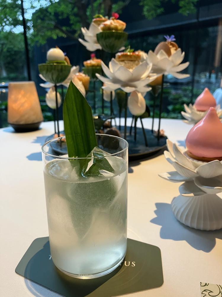 Man vælger, hvilke cocktails man vil have. Her er det coconut paradise. På opsatser serveres småbidder.   