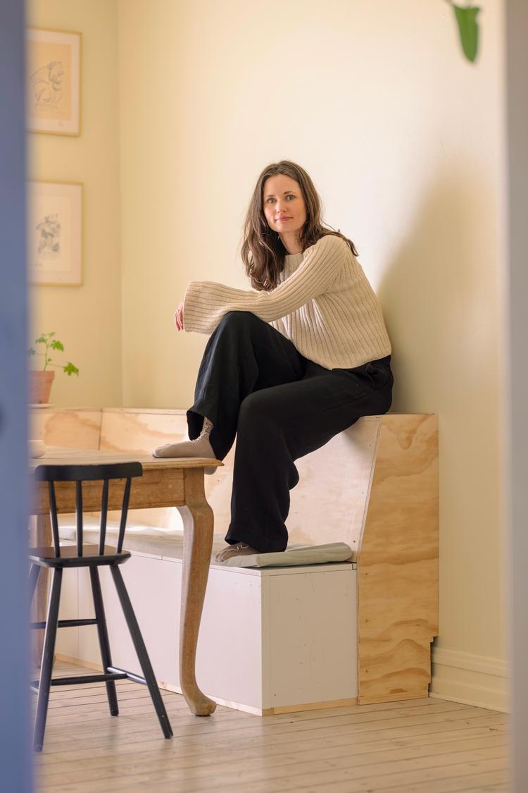 Sarah Bacher Lundtoft har selv bygget flere af familiens møbler. Udover slagbænken her, som rummer ting som viskestykker og karklude og endda også fungerer som radiatorskjuler, har hun blandt andet bygget højsenge til børneværelset.  Foto: Miriam Dalsgaard
