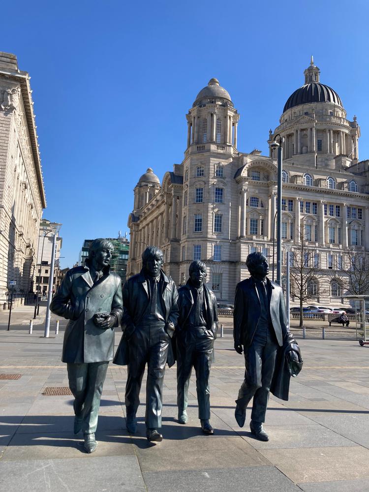 The Beatles på vej mod Liverpool Havnefront. Statuerne er sponsoreret af The Cavern Club og lavet af Andrew Edwards. 
