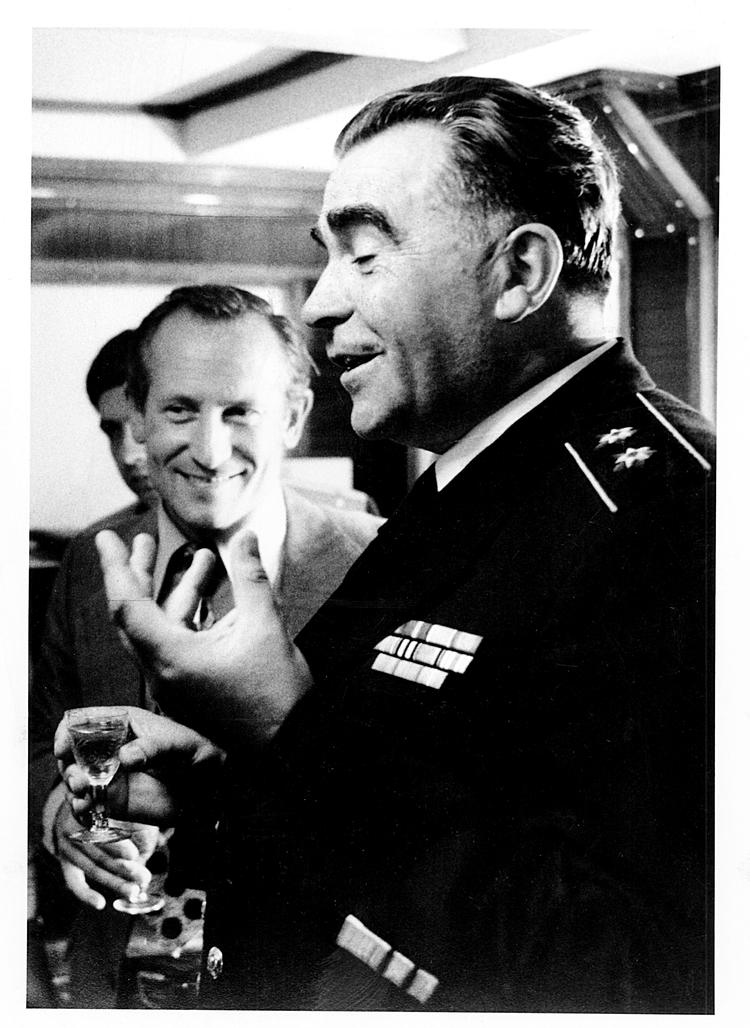Dobbeltagenten. KGB-officeren Oleg Gordijevskij (bagest) blev udsendt to gange til København, hvor han spionerede under dække af at være russisk diplomat. Fra 1974 til 1985  leverede han hemmelige oplysninger til den danske og britiske efterretningstjeneste, indtil han måtte tage flugten.   Foto: Jørgen Jessen/Ritzau Scanpix
