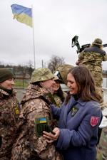 Europaminister Marie Bjerre (V) taler med en kvindelig soldat i Ukraine. På ministerens frakke ses et ærmemærke for enheden ’Heksene fra Butja’. Foto: Cecilie Rex Selmer/udenrigsministeriet