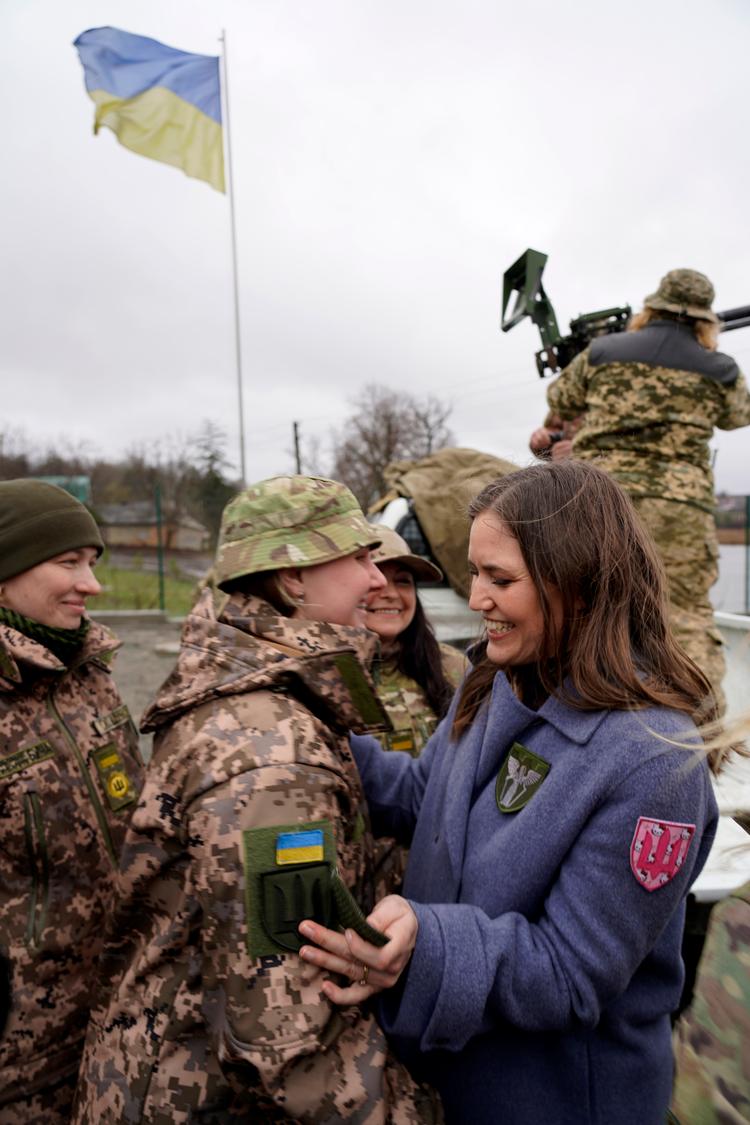 Europaminister Marie Bjerre (V) taler med en kvindelig soldat i Ukraine. På ministerens frakke ses et ærmemærke for enheden ’Heksene fra Butja’. Foto: Cecilie Rex Selmer/udenrigsministeriet