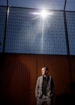 Kim Fupz Aakeson udgiver børnebøger, skriver film og til tv og er aktuel med en socialrealistisk voksenroman. »Jeg laver meget. Det er ikke i høj kurs inden for kunst og kultur. Det er lidt suspekt«. Foto: Nicolai West