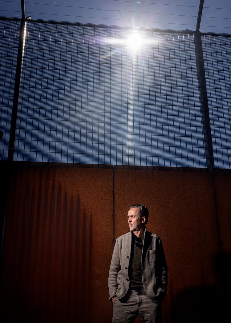 Kim Fupz Aakeson udgiver børnebøger, skriver film og til tv og er aktuel med en socialrealistisk voksenroman. »Jeg laver meget. Det er ikke i høj kurs inden for kunst og kultur. Det er lidt suspekt«. Foto: Nicolai West