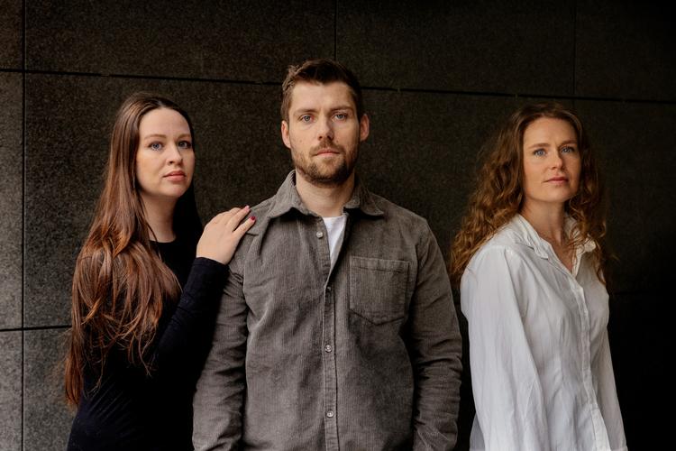 Ida Marie Lomholt​ Wismann (th.) og hendes medforfattere Kiri Kamilla Olsen (tv.) og Nichlas Kruse. En stor del af beretningen om Philip Westh er fortællingen om, hvordan Kiri og Nichlas reagerede på den voldsomme oplysning, de fik 16. april 2023. Foto: Sara Galbiati