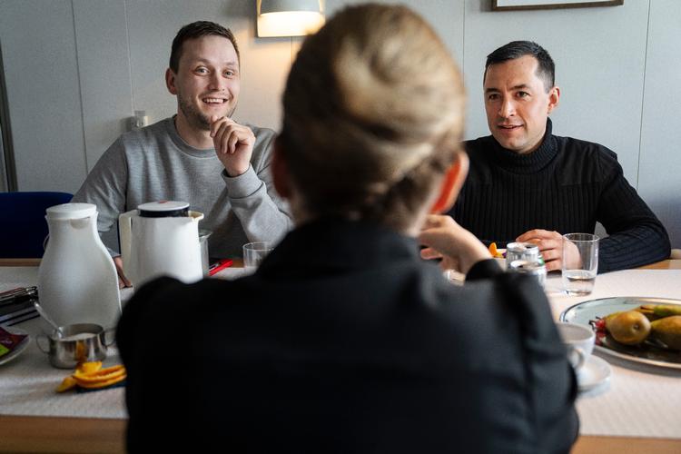 Statsminister Mette Frederiksen (S) taler med Múte Bourup Egede og Jens-Frederik Nielsen om bord på Forsvarets inspektionsskib Vædderen i farvandet omkring Nuuk under sit besøg torsdag 3. april.. Foto: Mads Claus Rasmussen/Ritzau Scanpix