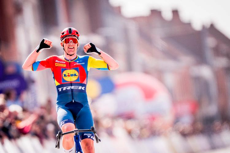 Mads Pedersen fremviste forleden en råstyrke i sin lange solosejr i Gent-Wevelgem, man normalt primært forbinder med Tadej Pogacar og Mathieu van der Poel i de største brostensløb. Foto: Jasper Jacobs/Ritzau Scanpix