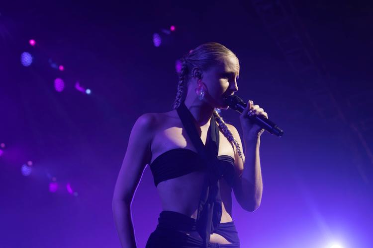 Sangeren Saint Clara er kendt for album som 'Growing up Sucks' og 'OFF'. Her spiller hun koncert på Roskilde Festival i 2023.  Foto: Hannah Aurora Almstrup