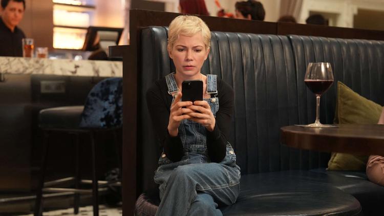 Michelle Williams spiller rollen som den terminalt syge Molly med stor ømhed, skrøbelighed og styrke på en og samme tid. Foto: Disney+