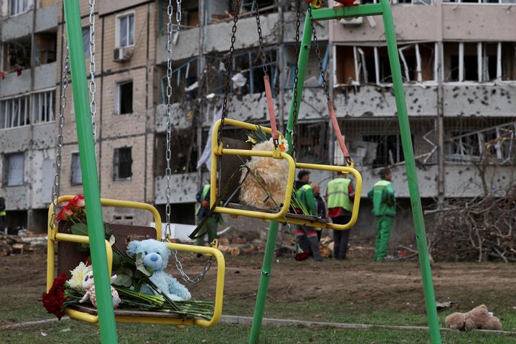 Der er nu lagt tøjdyr og blomster på den legeplads, der fredag blev ramt af et russisk missilangreb, hvor ni børn døde. Foto: Violeta Santos Moura/Ritzau Scanpix