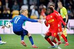 Livlig duel mellem de to supertalenter på midten, Victor Froholdt, FCK, og FC Nordsjællands Caleb Yirenkyi. Men kampen i Farum var ikke just ophidsende at følge på tv. Foto: Jens Dresling