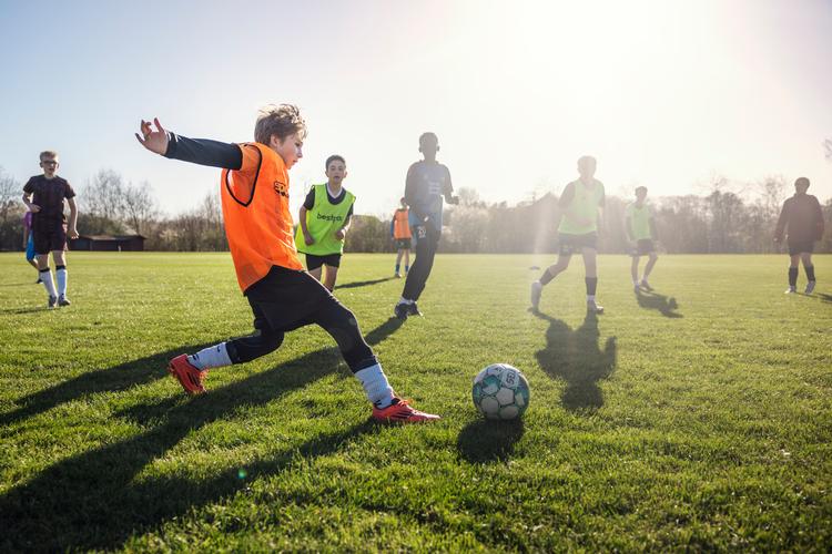 Artem Shtepa går til fodbold to gange om ugen og spiller gerne kamp i weekenden også. Foto: Nicolai West