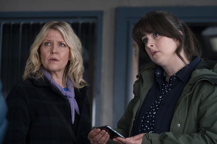 Den nye dynamiske duo på de stormomsuste skotske øer, Ruth og Tosh (Ashley Jensen og Alison O'Donnell), er fremragende og fascinerende. Foto: DR