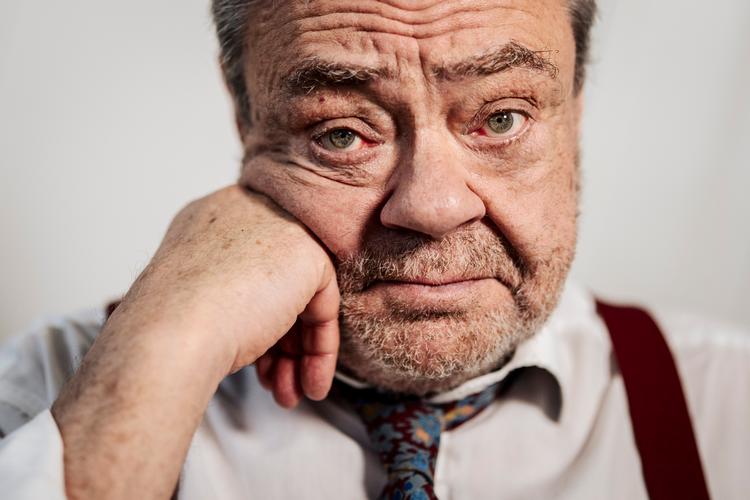  De to masker - den ene grinende, den anden grædende - er et af scenekunstens mest kendte symboler. 
Tager man maskerne af, ser man Tommy Kenter. Foto: Thomas Traasdahl/Ritzau Scanpix