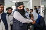 Talebans indenrigsminister, Sirajuddin Haqqani, bliver kysset på hånden af en afghansk mand. 
 Foto: Ebrahim Noroozi/Ritzau Scanpix
