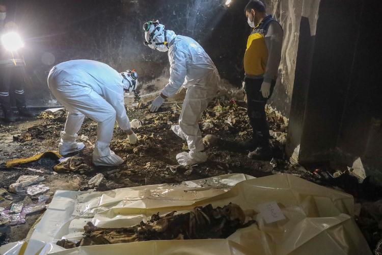 Aktivister fra De Hvide Hjelme samler i januar resterne af mindst 26 lig i to kældre i udkanten af Damaskus – alle ofre for Bashar al-Assads diktatur. Foto: Omar Albam/Ritzau Scanpix