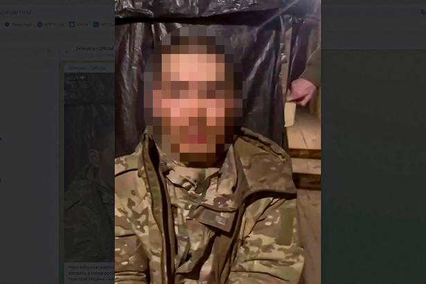 Ukraines præsident, Volodymyr Zelenskyj, har delt billeder af de tilfangetagne soldater på sociale medier som dokumentation. Af hensyn til den kinesiske krigsfange, og da det strider imod Genève-konventionen at bringe billeder af identificerbare krigsfanger, har Politiken sløret billedet. Foto: Handout/Ritzau Scanpix