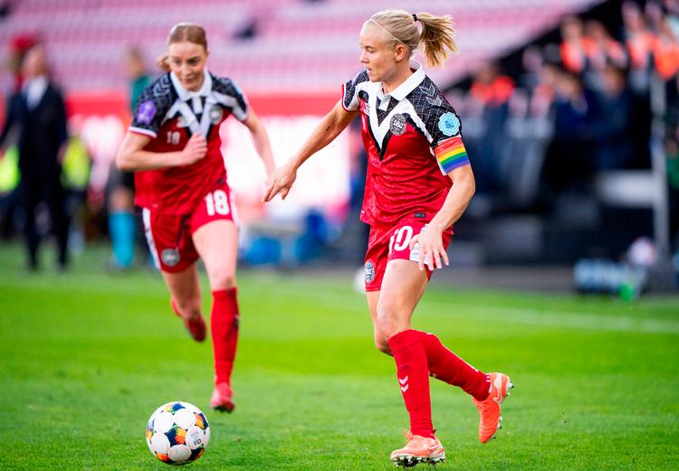 Pernille Harder var en af de få, der leverede på acceptabelt niveau, mens Sara Holmgaard (i baggrunden) var langt fra det, hun tidligere har præsteret. Foto: Bo Amstrup/Ritzau Scanpix