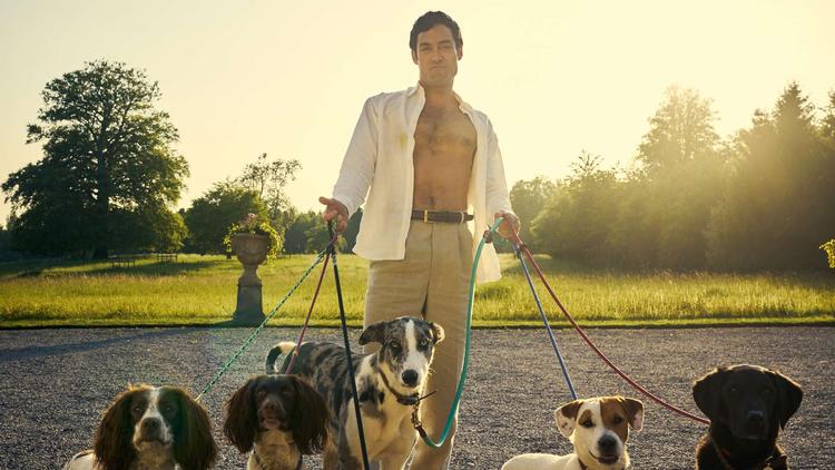 Alex Hassell giver den med gorillaslips og stramme bukser i det erotiske komediedrama ’Rivals’ på Disney+. Foto: Disney+
