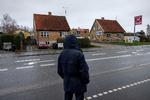 Kim og Nicolina Kirketerp-Møller har som naboer til teflonfabrikken Accoat fået taget blodprøver for at se, om de har høje koncentrationer af PFAS i blodet. Nu bliver undersøgelsen udvidet til at gælde 100 beboere i en radius af 600 meter fra fabrikken. Foto: Jacob Ehrbahn