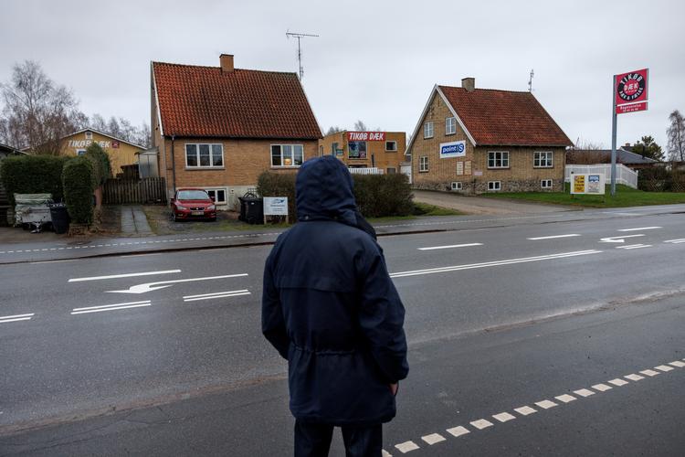 Kim og Nicolina Kirketerp-Møller har som naboer til teflonfabrikken Accoat fået taget blodprøver for at se, om de har høje koncentrationer af PFAS i blodet. Nu bliver undersøgelsen udvidet til at gælde 100 beboere i en radius af 600 meter fra fabrikken. Foto: Jacob Ehrbahn
