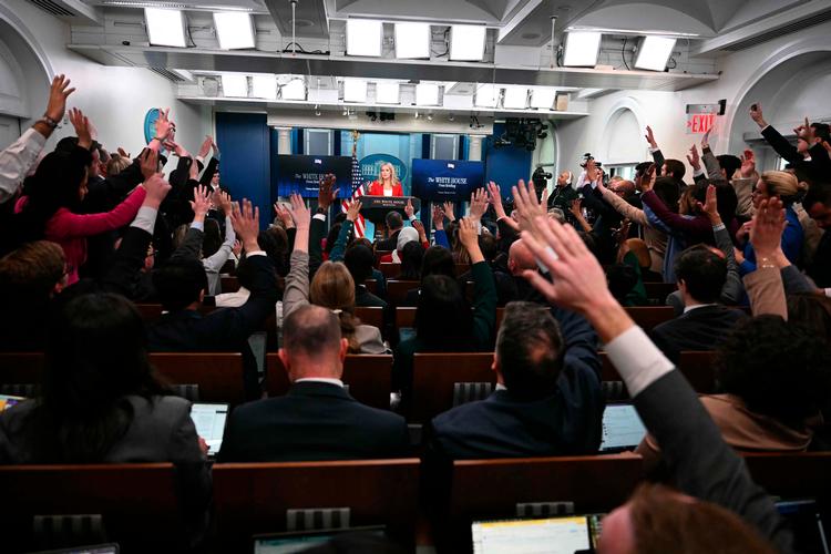 Nyhedsbureauet AP har været begrænset i sine muligheder for at dække præsident Donald Trump, efter at det er blevet forment adgang til visse begivenheder afholdt i Det Hvide Hus og til Air Force One. Foto: Jim Watson/Ritzau Scanpix