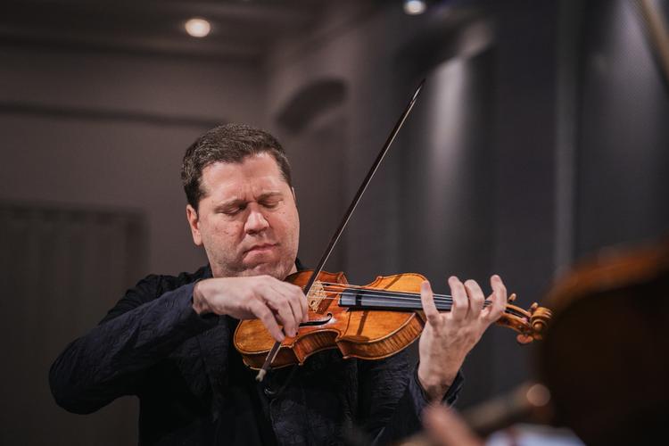Musikerne i den spanske Casals-kvartet lyttede konstant til hinanden, da de tirsdag gav en fabelagtig koncert i Mogens Dahl Koncertsal. Her violinisten Abel Tomàs. Foto: Mads Dobel