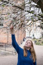 Mange unge rækker ud efter noget, der giver mening. Rigmor Reeh, her foran Sct. Matthæus Kirke i København, hvor hun skal konfirmeres, har altid været tiltrukket af kristendommen. Foto: Cecilie Rolvung
