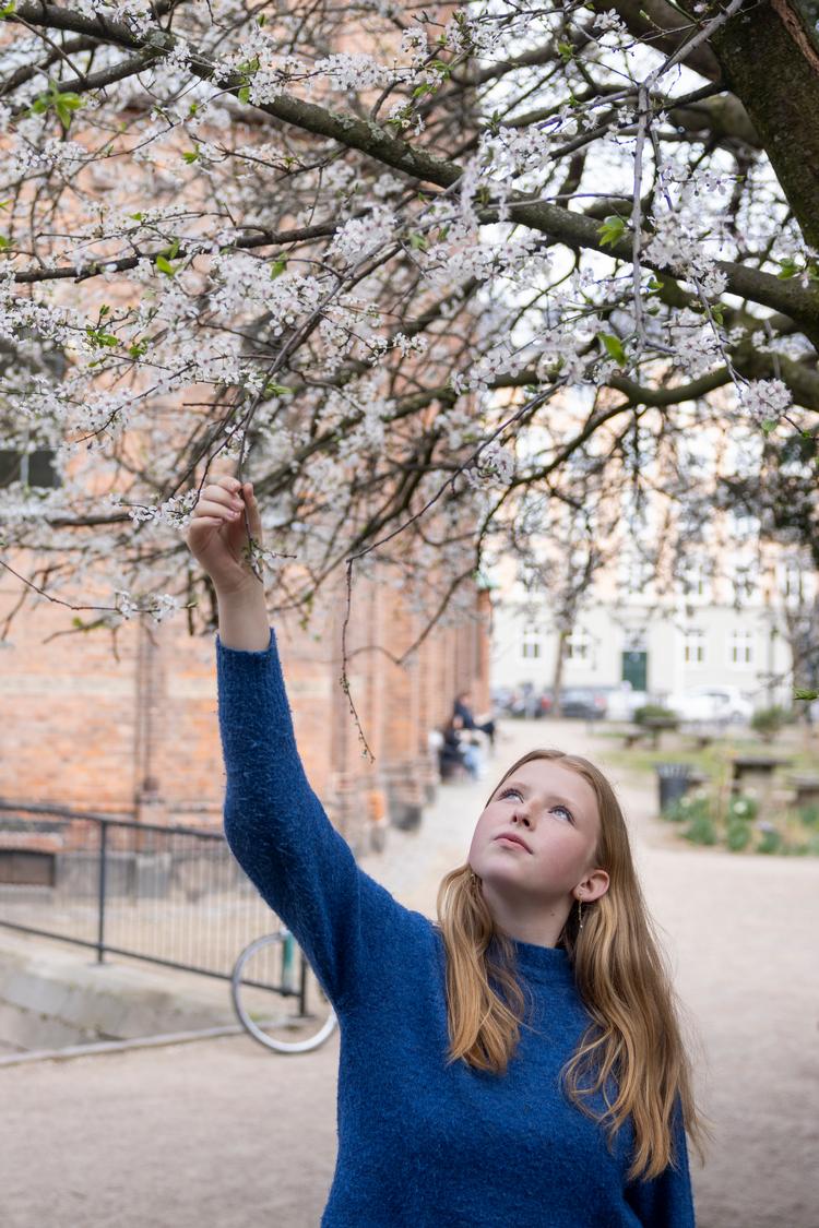 Mange unge rækker ud efter noget, der giver mening. Rigmor Reeh, her foran Sct. Matthæus Kirke i København, hvor hun skal konfirmeres, har altid været tiltrukket af kristendommen. Foto: Cecilie Rolvung