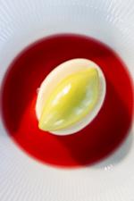 Pistacieis, hvid chokolademousse og rabarberconsommé. Smuk som en forårsdag.  Foto: Cecilie Rolvung