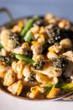 ... men det var sideserveringen - en ragout på limabønner, grønne bønner, hjertemuslinger, morkler og kaviar - der for alvor imponerede.   Foto: Cecilie Rolvung