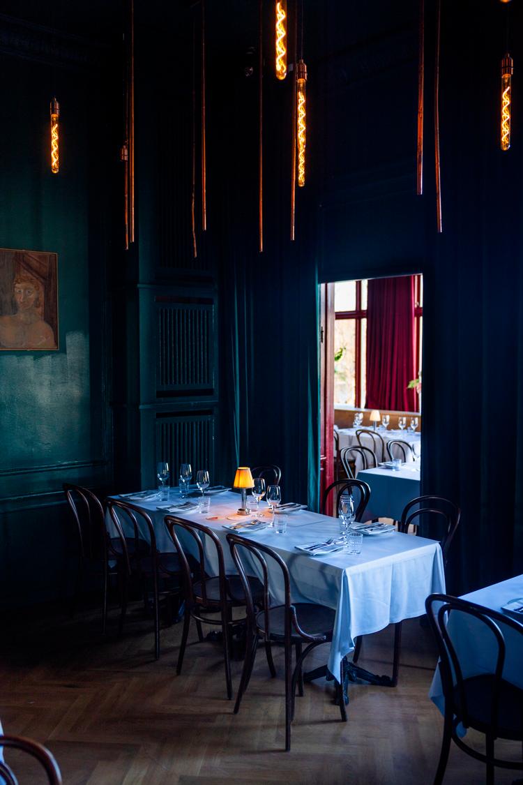 Vægge, vindueskarme, toiletter, ja, alt på Babylon er malet røde på den dampende erotiske måde.  Foto: Cecilie Rolvung