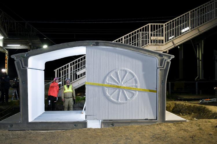 Arbejdere samler den nye togstation Hatushima i Arida i Japan. Den lille bygning består af 3D-printede dele.      
 Foto: Noriko Hayashi/Ritzau Scanpix