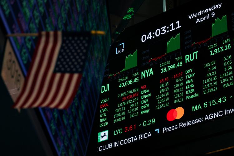 De amerikanske aktiemarkeder oplevede deres bedste dag siden 2008, efter at USA's præsident, Donald Trump, annoncerede en nedsættelse af toldsatserne, som gælder de næste 90 dage. Foto: Brendan Mcdermid/Ritzau Scanpix