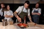 På Hotel- og Restaurantskolen i København ryger der årligt 75.000 kilo bioaffald ud, men nu gør de aktivt en indsats på at lave det om til ny mad. Blandt andre med hjælp fra kokken Matt Orlando. Foto: Jacob Ehrbahn