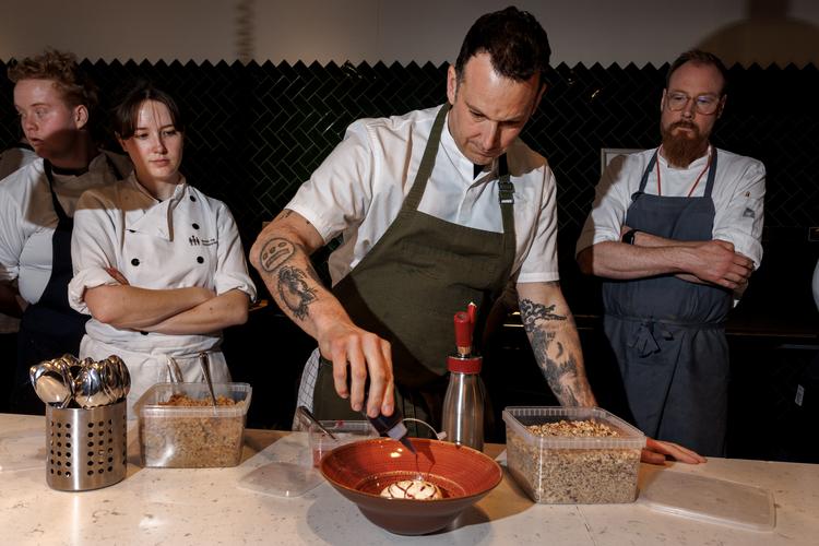 På Hotel- og Restaurantskolen i København ryger der årligt 75.000 kilo bioaffald ud, men nu gør de aktivt en indsats på at lave det om til ny mad. Blandt andre med hjælp fra kokken Matt Orlando. Foto: Jacob Ehrbahn