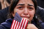 De amerikanske regler betyder, at markant færre stemmer end ved valg i Danmark. Ved præsidentvalget i november sidste år stemte 64 procent, hvilket er tæt på rekorden på 66 procent fra 2020. Her er en, der stemte på taberen.  Foto: Kevin Lamarque/Ritzau Scanpix